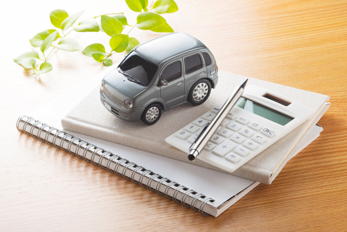 Bloco de anotações, calculadora, caneta e carro em miniatura | Pagamento do DPVAT separado do IPVA em 2018
